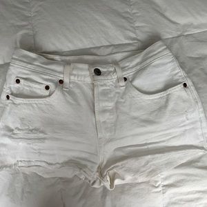 NWOT Levi’s White Denim Shorts